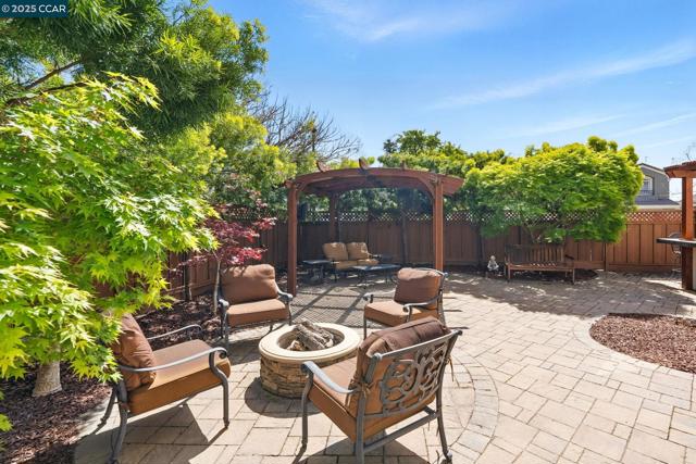 30300 Meridien Cir, Union City CA: https://media.crmls.org/mediaz/5deadb16-7299-4687-b317-7a7d42815c6a.jpg