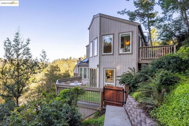 6566 Chelton Dr, Oakland CA: https://media.crmls.org/mediaz/5deb3d97-86a9-43a3-baf3-2872101da83a.jpg