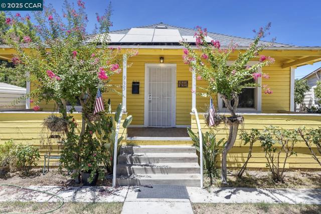 935 E Yosemite Ave, Madera CA: https://media.crmls.org/mediaz/5deb88a7-a3c6-4a5b-b98a-7091dca73698.jpg