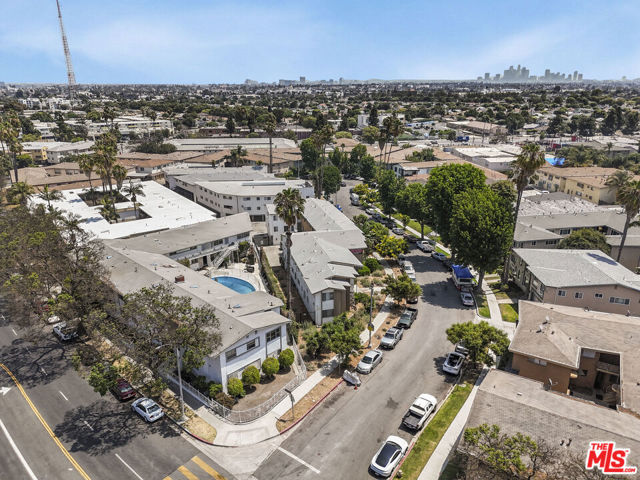 4505 Santa Rosalia Drive, Los Angeles CA: https://media.crmls.org/mediaz/5deb8d38-c5fa-45f3-b52d-fbeeefac7689.jpg
