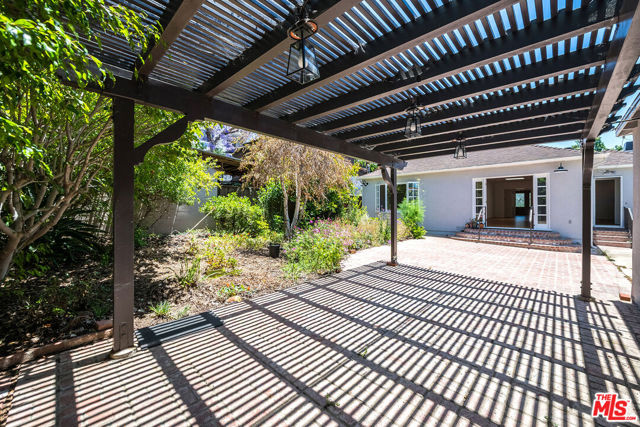 10311 Ilona Avenue, Los Angeles CA: https://media.crmls.org/mediaz/5deb9bb3-ce8f-4787-b515-441ecb82d06b.jpg