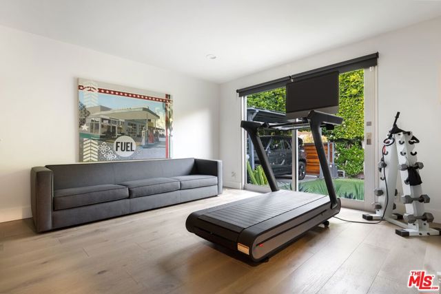 517 N Laurel Avenue, Los Angeles CA: https://media.crmls.org/mediaz/5debea10-3dfd-4434-a6a1-bfb26de5536f.jpg