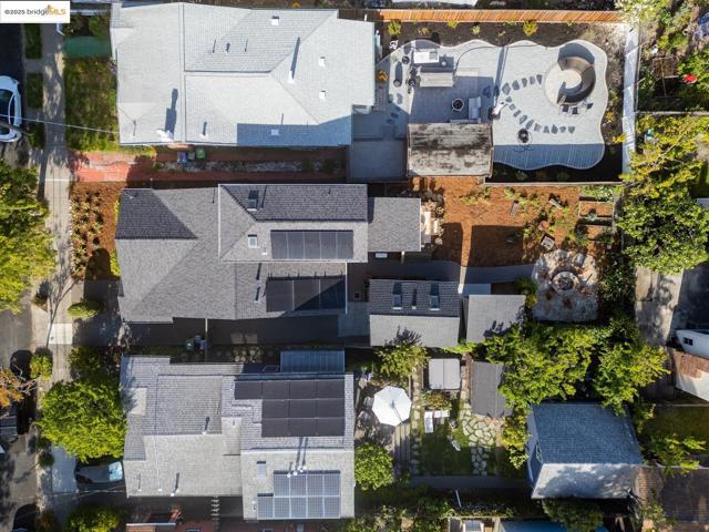 1334 Derby St, Berkeley CA: https://media.crmls.org/mediaz/5dec1c0b-7ada-45e8-815d-739531b05e37.jpg