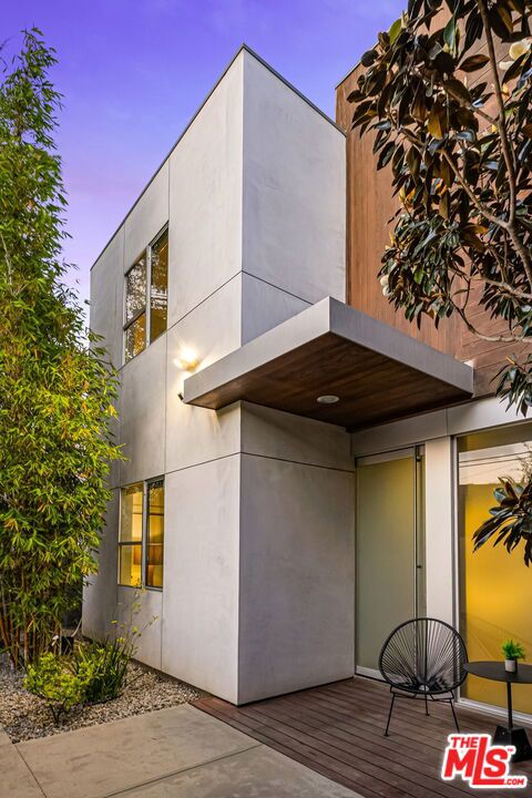 714 California Avenue, Venice CA: https://media.crmls.org/mediaz/5dec30d8-67fd-47ac-a5dd-a6afb70cffde.jpg