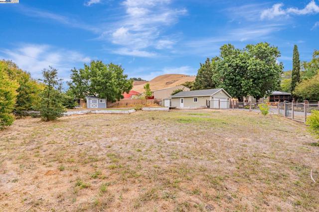 6703 Crow Canyon Rd, Castro Valley CA: https://media.crmls.org/mediaz/5dec882b-e4f5-4b24-b593-032a16fe2690.jpg