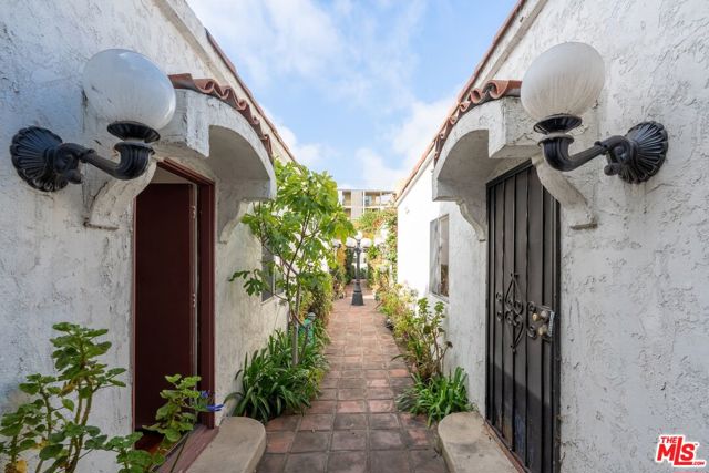 1507 14th Street, Santa Monica CA: https://media.crmls.org/mediaz/5dec8cf1-7193-4965-a9e4-0b2f8f1ed0e6.jpg