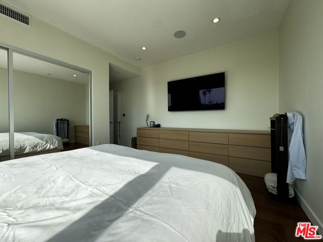 140 S Hayworth Avenue, Los Angeles CA: https://media.crmls.org/mediaz/5ded16a1-d3d3-43b7-8dcc-e847b5f5849b.jpg