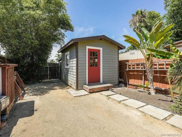 1080 Aloha Dr, Encinitas CA: https://media.crmls.org/mediaz/5ded7b37-bf02-408f-aa11-0a3065ef1785.jpg