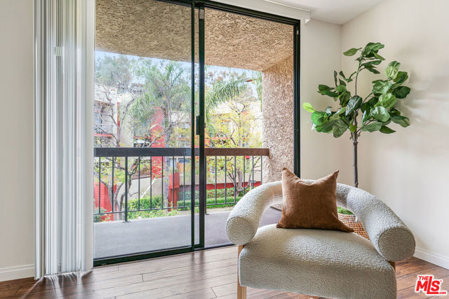 3961 Via Marisol, Los Angeles CA: https://media.crmls.org/mediaz/5dee0f9e-8f28-4ce3-9194-9e1b566ca220.jpg