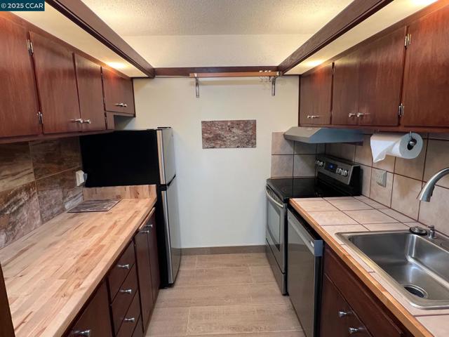 67 Brookwood Rd, Orinda CA: https://media.crmls.org/mediaz/5dee8549-bb87-49f6-baac-34f80595c859.jpg