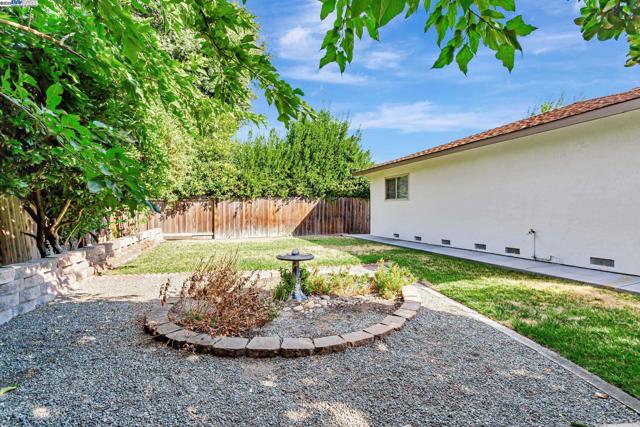 6976 Allegheny Dr, Dublin CA: https://media.crmls.org/mediaz/5deeb4a2-80ce-4b5b-a6e8-9cccfa4407c0.jpg