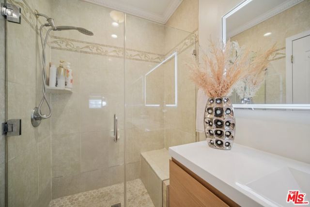 9520 Via Tivoli, Burbank CA: https://media.crmls.org/mediaz/5deed215-3fbd-4fe4-ad58-d340c52e1905.jpg