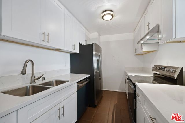 5328 Newcastle Avenue, Encino CA: https://media.crmls.org/mediaz/5defccc1-96bb-428f-8190-81bf2a34b36d.jpg