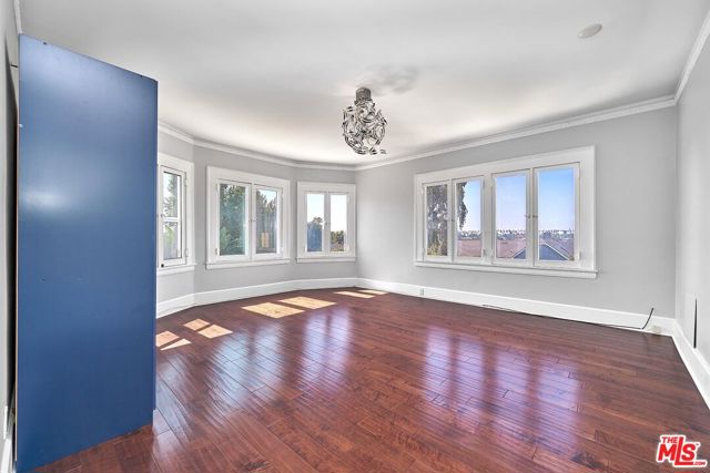 136 Fremont Place, Los Angeles CA: https://media.crmls.org/mediaz/5deff4ca-77e9-45af-ba7a-c2e8c0122dfa.jpg