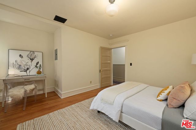 21 Park Avenue, Venice CA: https://media.crmls.org/mediaz/5df11937-cf1c-4e88-8996-c72a7bd2329c.jpg