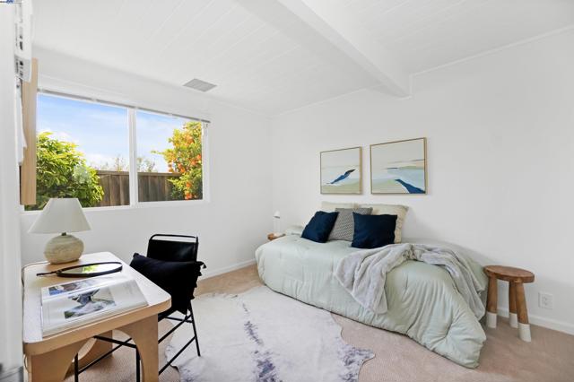 5893 Highwood Rd, Castro Valley CA: https://media.crmls.org/mediaz/5df1b36a-93f2-4d88-83a1-98dabebd22ef.jpg