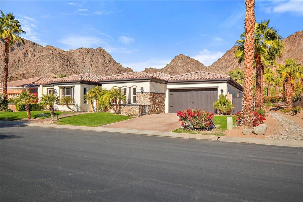 https://media.crmls.org/mediaz/5df1ccef-b264-4dd2-999b-584aca1d7293.jpg?preset=X-Large