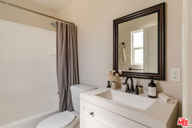 3975 Sutro Avenue, Los Angeles CA: https://media.crmls.org/mediaz/5df1e9a2-f303-42da-81e6-9200ae91458b.jpg