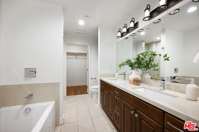 627 Deep Valley Drive, Rolling Hills Estates CA: https://media.crmls.org/mediaz/5df1f349-8cf8-4c42-b3a4-d734e8ee26e8.jpg