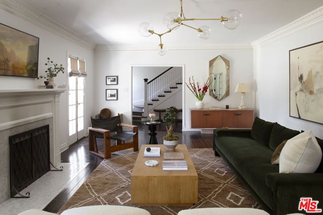 204 S Plymouth Boulevard, Los Angeles CA: https://media.crmls.org/mediaz/5df2cfe3-a8e9-4e48-b6df-ce6385f7953f.jpg