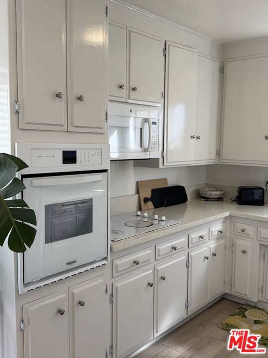 2803 Arizona Avenue, Santa Monica CA: https://media.crmls.org/mediaz/5df2e9a7-fa7d-43f7-aa6a-752002068c09.jpg