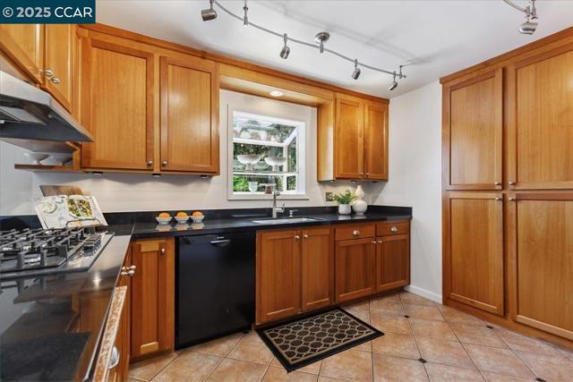 1759 Crescent Dr, Walnut Creek CA: https://media.crmls.org/mediaz/5df3b934-fcce-4edc-aaf2-5ec22372f013.jpg