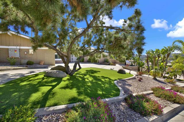 17351 Saint Andrews Dr, Poway CA: https://media.crmls.org/mediaz/5df3dc77-3abd-454f-a092-1edda1db39f4.jpg