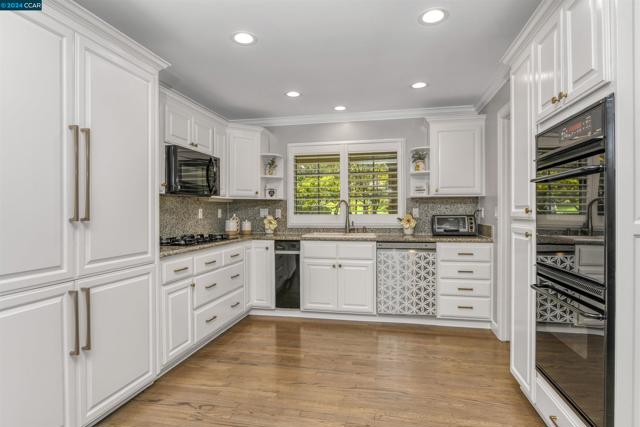 Image 4 of 32 For 226 Roundhill Pl