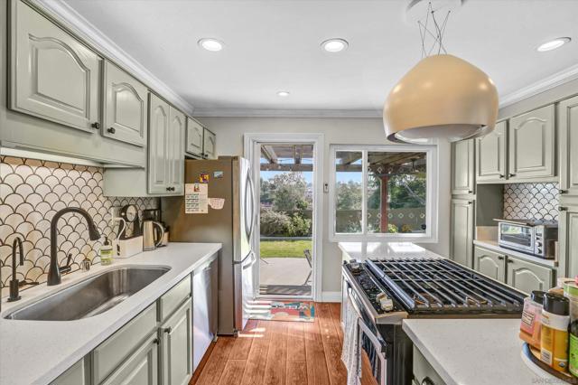 4113 Loma Alta Dr, San Diego CA: https://media.crmls.org/mediaz/5df42891-d8da-4a94-8d94-44a5ecb695eb.jpg