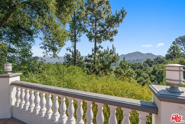 3200 Oakley Drive, Los Angeles CA: https://media.crmls.org/mediaz/5df43a3e-a871-4da4-9250-f7920d94ba87.jpg