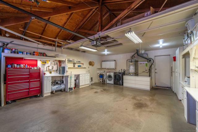 2708 MEDFORD CT, Carlsbad CA: https://media.crmls.org/mediaz/5df4c0c5-f1c2-495c-8ae8-a4256a2351a0.jpg