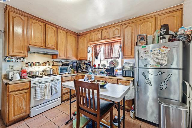 2309 High St, Oakland CA: https://media.crmls.org/mediaz/5df4c948-5ccf-4ce5-8ab4-cf9d9881087d.jpg