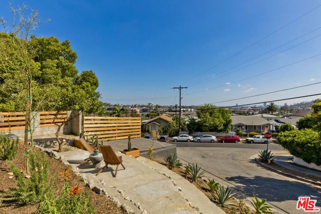 3404 Glenalbyn Drive, Los Angeles CA: https://media.crmls.org/mediaz/5df516b0-e02e-46a9-97ea-b27539a35883.jpg