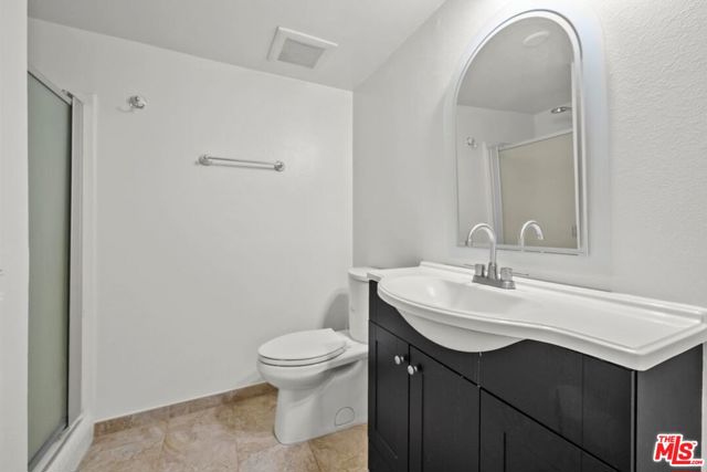 5840 Etiwanda Avenue, Tarzana CA: https://media.crmls.org/mediaz/5df5542c-cc21-4b9f-8baf-ead4338aafda.jpg