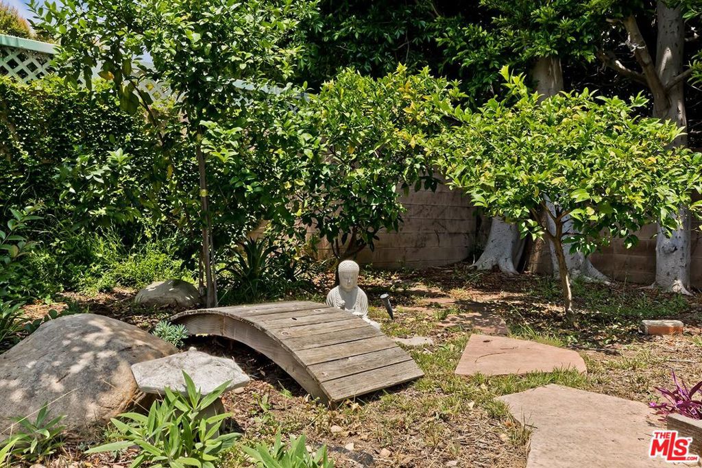 https://media.crmls.org/mediaz/5df55f06-882c-45d6-b246-fdc47852cbf7.jpg?preset=X-Large