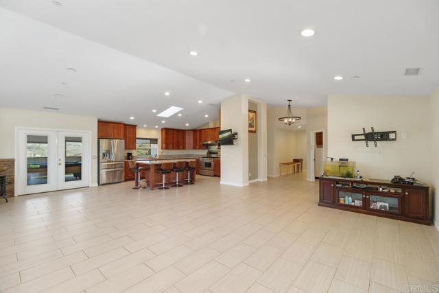 39255 De Luz Rd, Fallbrook CA: https://media.crmls.org/mediaz/5df5d6e9-0dda-4211-83cb-da38e1441652.jpg