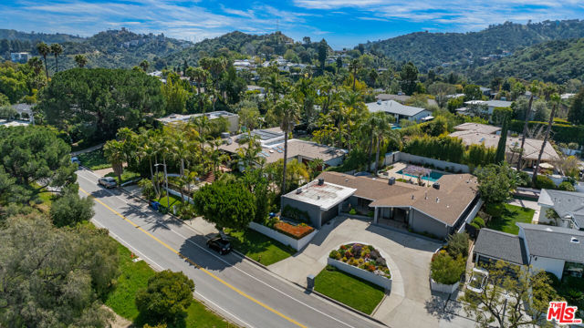 8400 Mulholland Drive, Los Angeles CA: https://media.crmls.org/mediaz/5df63cc9-db9d-484e-ae9c-1e91111a8d2e.jpg