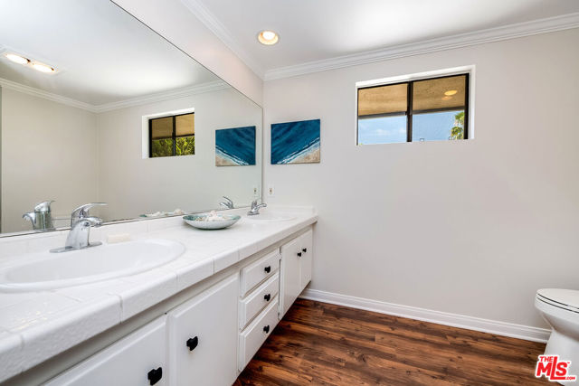 24417 Clipstone Street, Woodland Hills CA: https://media.crmls.org/mediaz/5df755d4-fcf3-4b85-aa43-cfac41267727.jpg