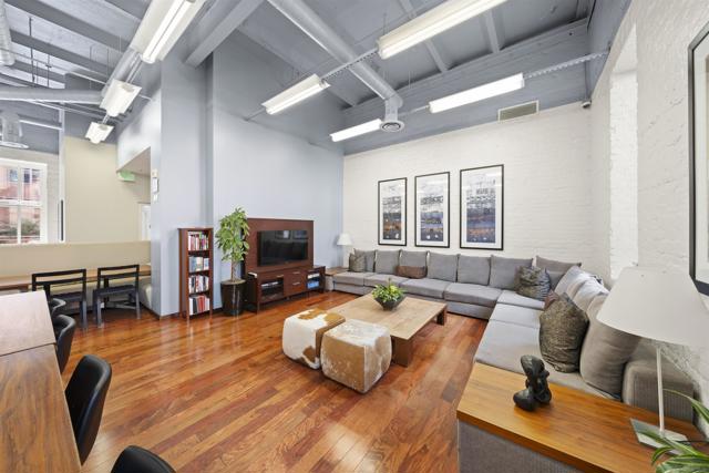 1431 Pacific Hwy, San Diego CA: https://media.crmls.org/mediaz/5df79222-5122-469d-af8e-408488dd6380.jpg