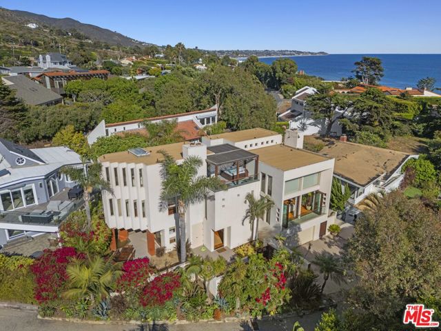 31851 Seafield Drive, Malibu CA: https://media.crmls.org/mediaz/5df7b218-bdaa-463e-8d9d-4062da9ccf75.jpg