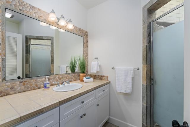 515 N Acacia Ave, Solana Beach CA: https://media.crmls.org/mediaz/5df8b5b2-6ebc-4671-94bc-43cbfdea91a0.jpg