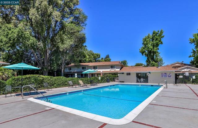 2571 Twin Creeks Dr, San Ramon CA: https://media.crmls.org/mediaz/5df8f336-b4d3-4961-b84a-5c2e17b3d4c7.jpg