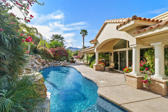 113 Heather Court, Palm Desert CA: https://media.crmls.org/mediaz/5df8f3dc-df2c-443b-bc4e-4ea934b1a90f.jpg