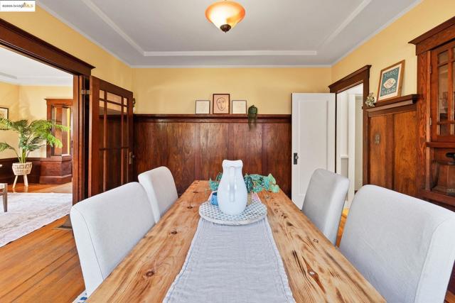 393 43Rd St, Oakland CA: https://media.crmls.org/mediaz/5df90061-8dec-460f-9732-e216602210b8.jpg