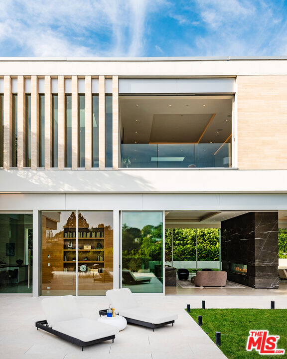 642 Perugia Way, Los Angeles CA: https://media.crmls.org/mediaz/5df9b111-3871-4262-b683-86f49d28a2c5.jpg
