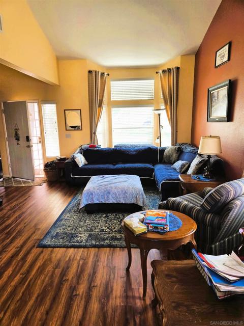 1552 Merlot Ct, Vista CA: https://media.crmls.org/mediaz/5dfa550f-5a0c-4dc4-8c0d-0419e05dd4bf.jpg