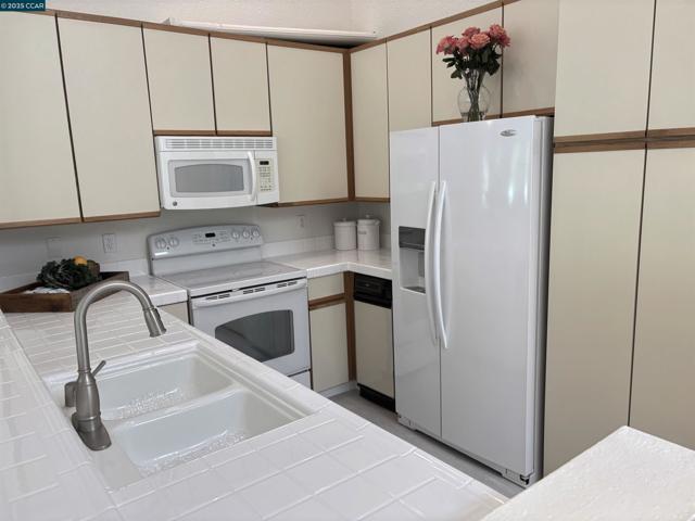3094 Lakemont Dr, San Ramon CA: https://media.crmls.org/mediaz/5dfa7c52-48f2-4099-9e26-d6cfea483626.jpg
