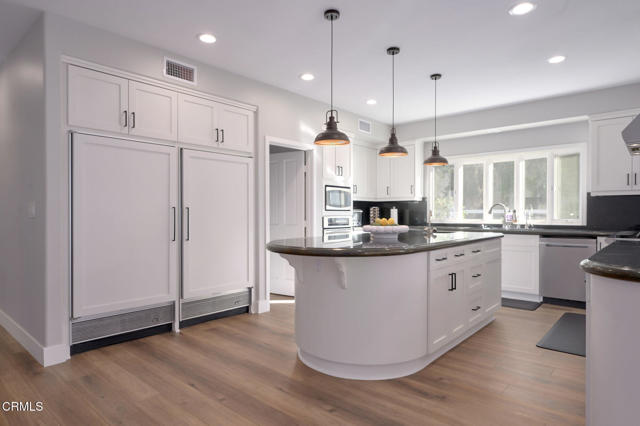 2021 Brittany Park Road, Camarillo CA: https://media.crmls.org/mediaz/5dfba215-7f44-4a21-b24e-3ca5a393cfa1.jpg