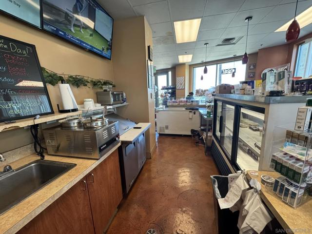 9350 Waxie Way #150, San Diego CA: https://media.crmls.org/mediaz/5dfc125e-5a85-4486-a6e4-c0b186737df1.jpg