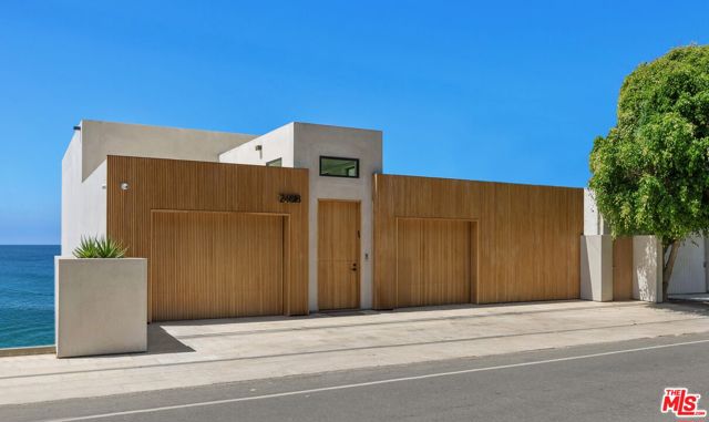 24818 Malibu Road, Malibu CA: https://media.crmls.org/mediaz/5dfccf14-963f-4316-8cc6-adc235140945.jpg